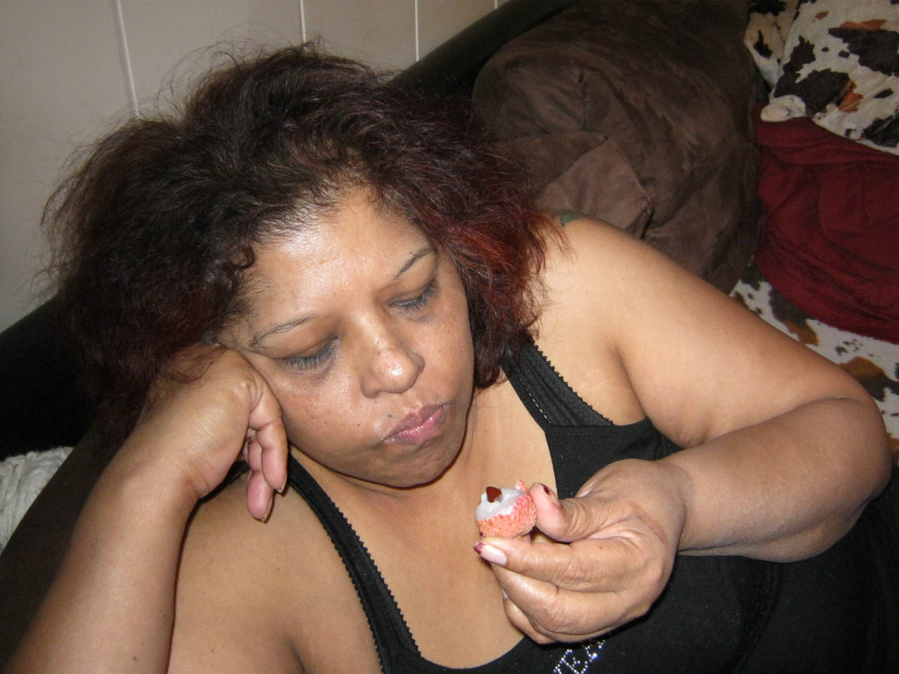 RL-04_19.04u._Oma_eet_een_lychee.NL.jpg